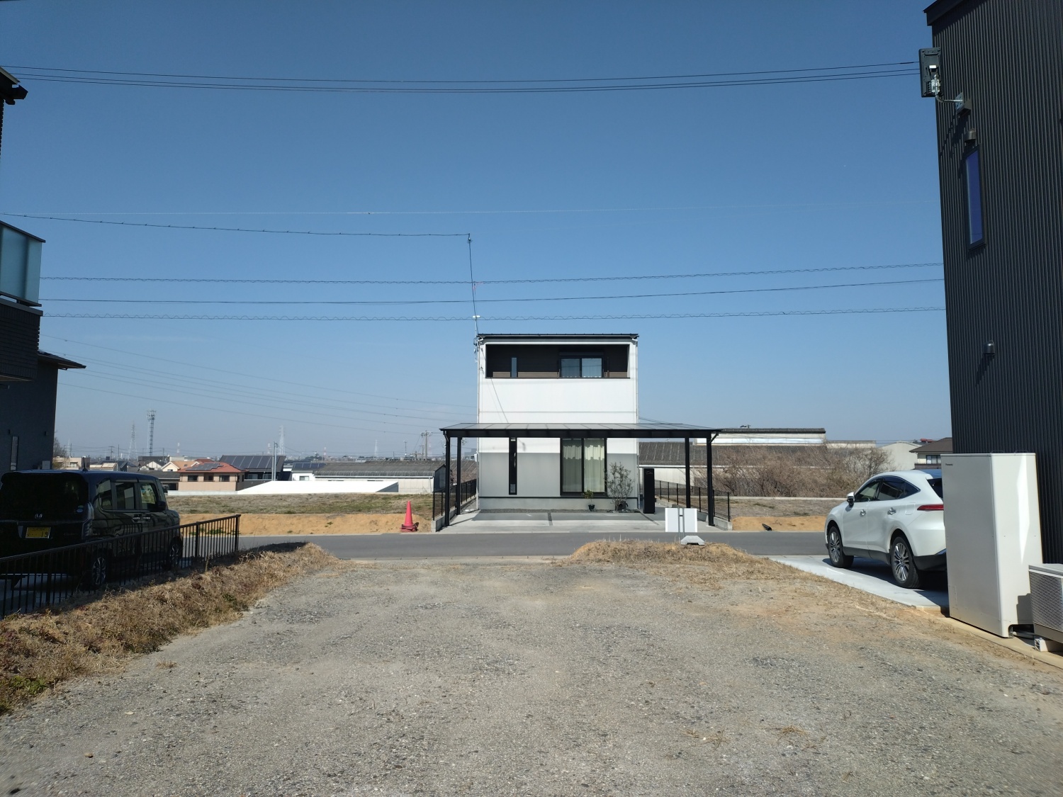 物件奥から前面道路を撮影